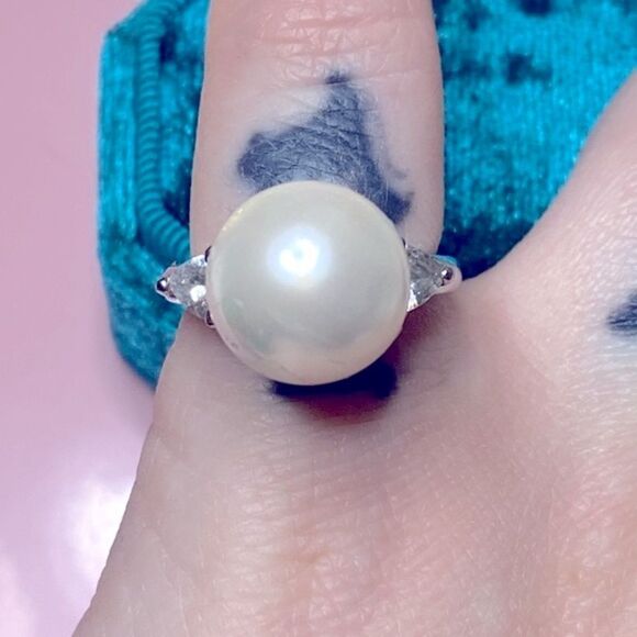 💛 White Gold Plated Faux Pearl & CZ Ring - Picture 3 of 6